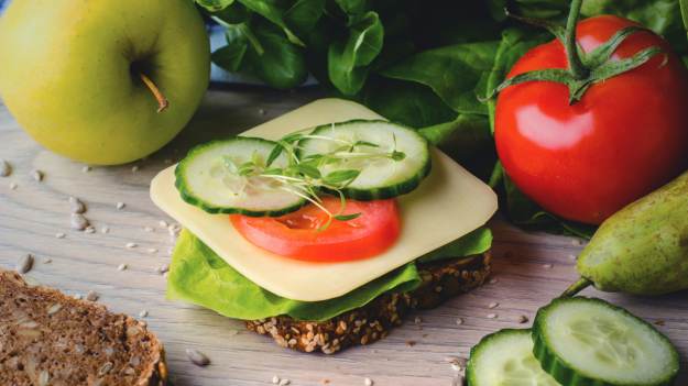 To z nim Polacy najczęściej jedzą kanapki...