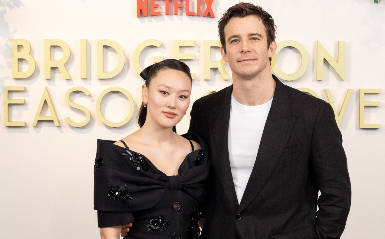 Ile lat naprawdę mają gwiazdy „Bridgertonów”?..